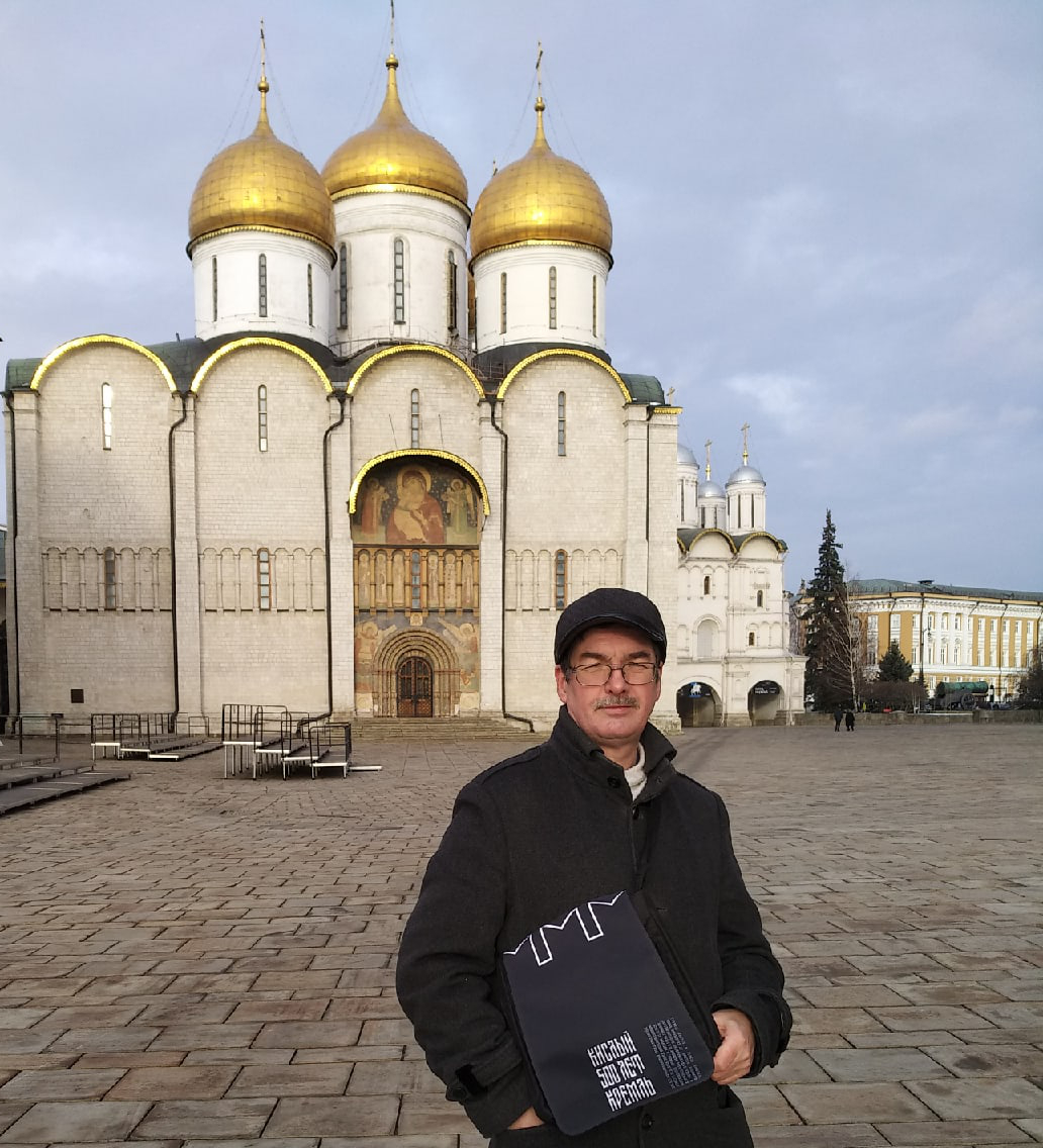 Символика "КИСЛЫЙ / 500 ЛЕТ _ КРЕМЛЬ" перед Успенским собором Кремля