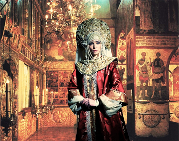 Елена Глинская в Успенском соборе Московского Кремля dgthdst встретилась с Василием III за три года до их венчания с участием Кислых [сватов и свах].